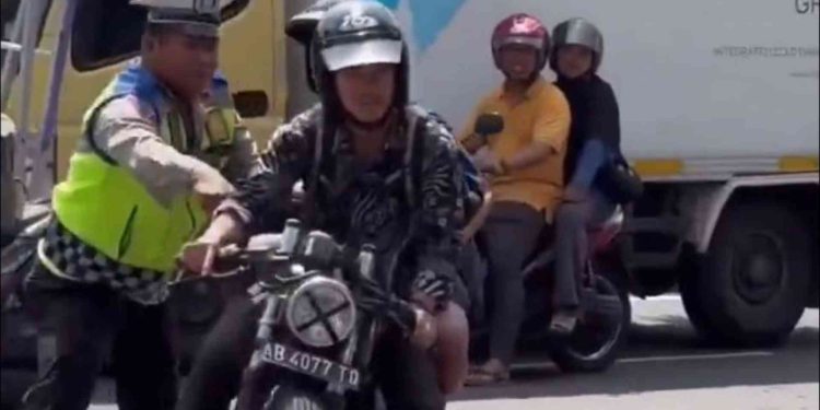 Petugas Kepolisian Berusaha Menertibkan Pengendara menggunakan Knalpot Brong