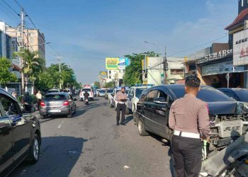 Petugas Kepolisian sedang melakukan pengecekan lokasi kejadian Kecelakaan di Barat tugu Jogja