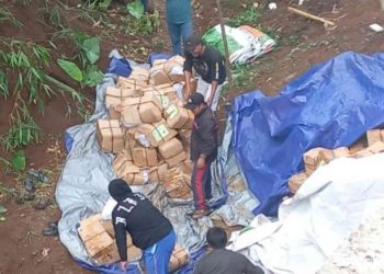 Petugas mengevakuasi muatan berupa surat suara Pemilu 2024 untuk Kabupaten Magelang, setelah truk pengangkutnya terguling di Jambu, Kabupaten Semarang