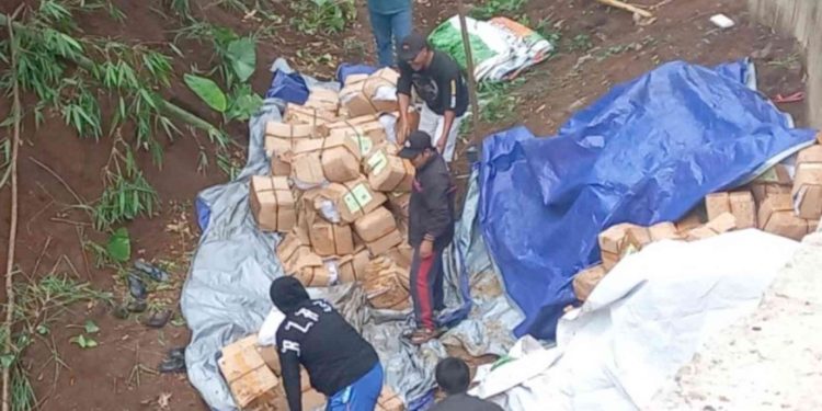 Petugas mengevakuasi muatan berupa surat suara Pemilu 2024 untuk Kabupaten Magelang, setelah truk pengangkutnya terguling di Jambu, Kabupaten Semarang