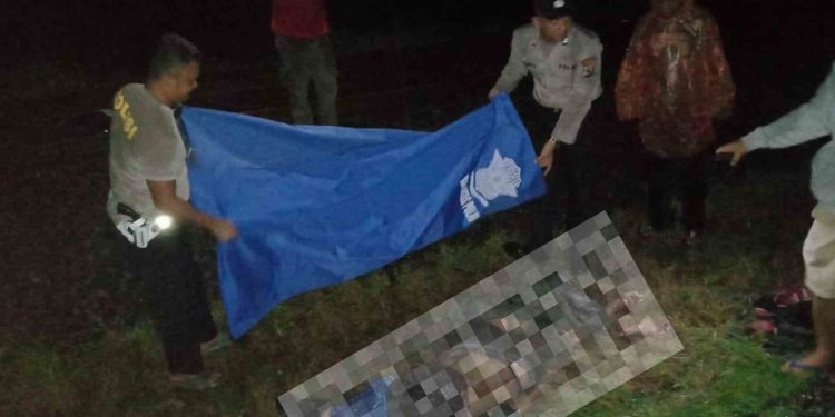 Pihak Kepolisian Melakukan evakuasi korban tertabrak kereta api di Sedayu Bantul