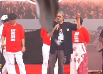 Seniman Butet Kertaradjasa saat orasi dalam kampanye Ganjar Pranowo di alun-alun Wates, Kulunprogo