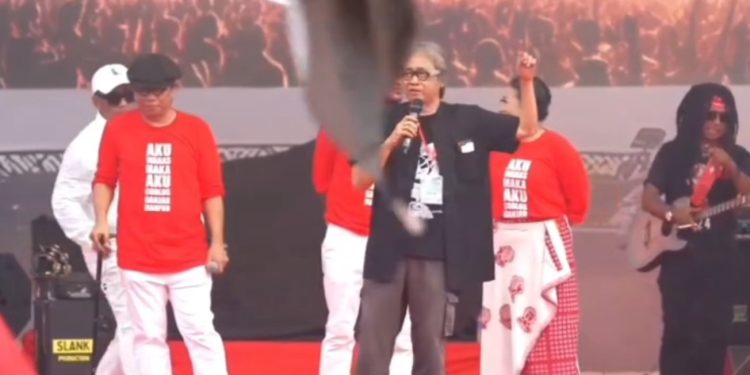 Seniman Butet Kertaradjasa saat orasi dalam kampanye Ganjar Pranowo di alun-alun Wates, Kulunprogo