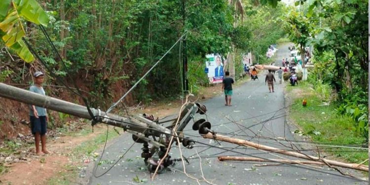 Tiang Lirik dan Pohon Tumbang