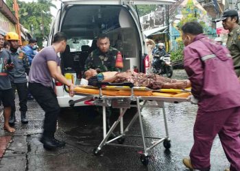 Tim Gabungan Melakukan Evakuasi Kusir Andong Tertimpa Pohon