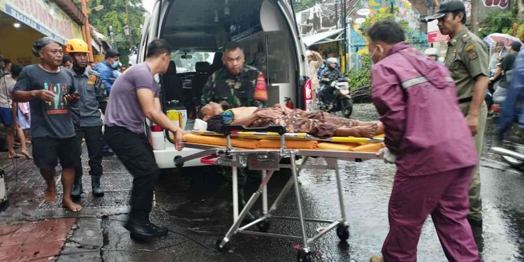 Tim Gabungan Melakukan Evakuasi Kusir Andong Tertimpa Pohon