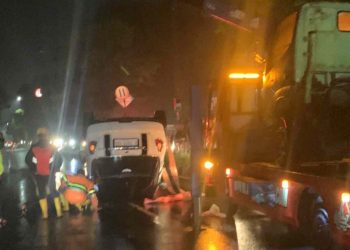 Tim Terkait Sedang Melakukan Evakuasi Mobil Mini Cooper Terbalik di perempatan Demak Ijo