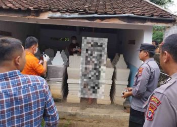 Tim gabungan dari Polsek Pandak dan Polres Bantul melakukan pemeriksaaan di TKP
