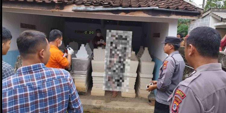 Tim gabungan dari Polsek Pandak dan Polres Bantul melakukan pemeriksaaan di TKP
