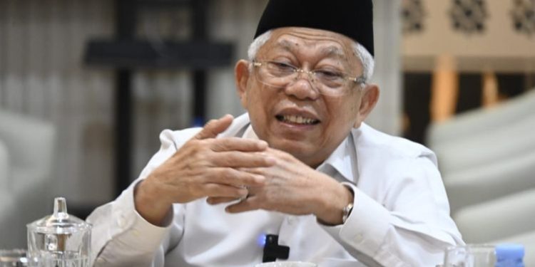 Wakil Presiden Ma'ruf Amin saat berbincang dengan awak media di Istana Wakil Presiden