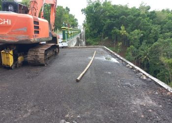 jembatan Bobung 1 yang dilaporkan mengalami keretakan di ruas Jalan Tawang Ngawang yang baru saja diresmikan pekan lalu