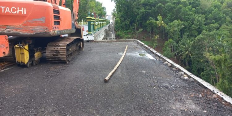 jembatan Bobung 1 yang dilaporkan mengalami keretakan di ruas Jalan Tawang Ngawang yang baru saja diresmikan pekan lalu