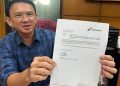 Ahok menunjukan surat pengunduran diri ke media sosial