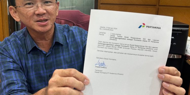 Ahok menunjukan surat pengunduran diri ke media sosial