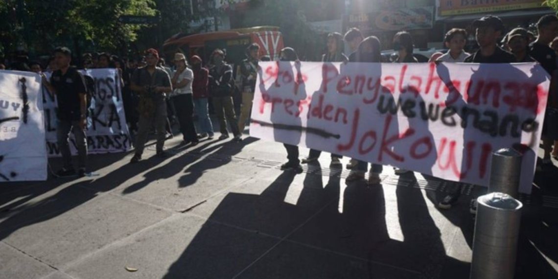 Forum BEM se-DIY turun ke jalan menggelar aksi bertajuk 'Darurat Hukum dan Selamatkan Demokrasi Indonesia' di depan kantor DPRD DIY