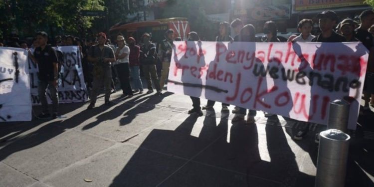 Forum BEM se-DIY turun ke jalan menggelar aksi bertajuk 'Darurat Hukum dan Selamatkan Demokrasi Indonesia' di depan kantor DPRD DIY