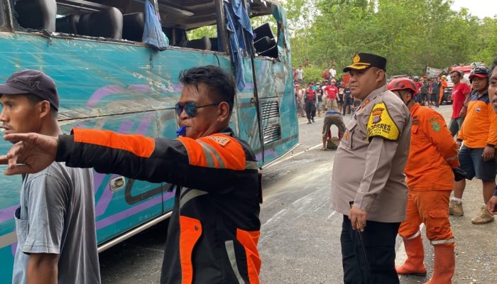 Kapolres Bantul AKBP Michael R Risakota melakukan evakuasi Bus Terguling di Bukit Bego Imogiri