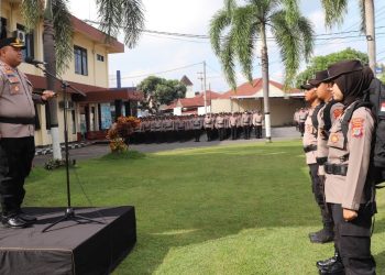 Kapolres Bantul, AKBP Michael R Risakotta, turut memastikan kesiapan personel pengamanan TPS pada Pemilu 2024