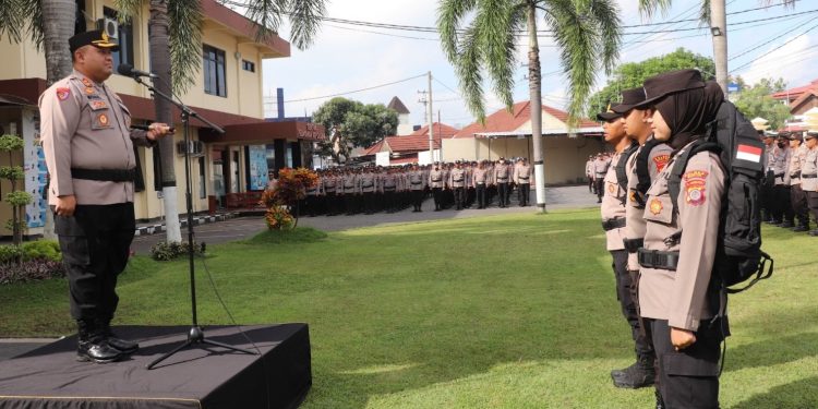 Kapolres Bantul, AKBP Michael R Risakotta, turut memastikan kesiapan personel pengamanan TPS pada Pemilu 2024