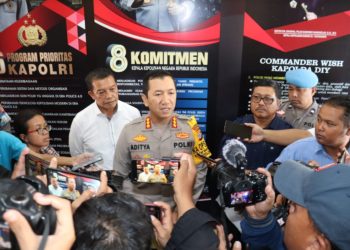 Kapolresta Yogyakarta, Kombes Pol Aditya Surya Dharma, S.I.K, M.H saat diwawancara oleh wartawan