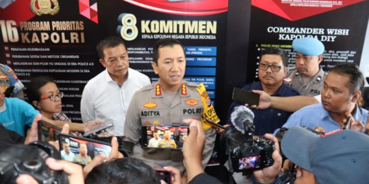 Kapolresta Yogyakarta, Kombes Pol Aditya Surya Dharma, S.I.K, M.H saat diwawancara oleh wartawan