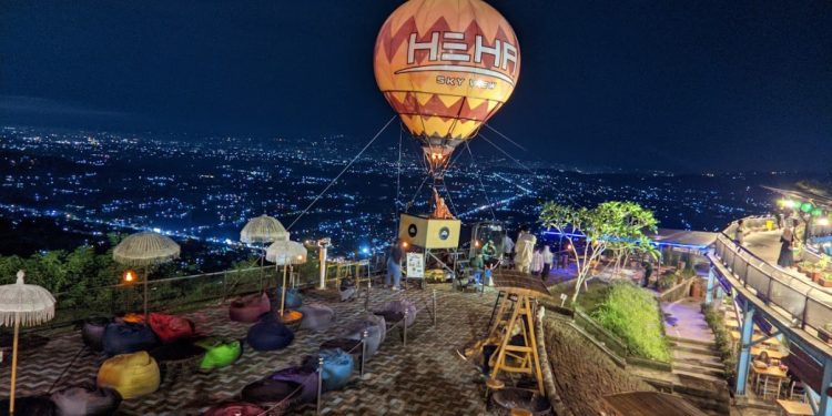 Keindahan HeHa Sky View Malam Hari