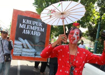 Masyarakat Jogja Pro Demokrasi dari lintas komunitas melakukan aksi demontrasi ke Kantor Bawaslu Daerah Istimewa Yogyakarta