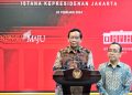 Menko Polhukam Mahfud Md didampingi Menteri Sekretaris Negara Pratikno memberikan keterangan pers di Kantor Presiden