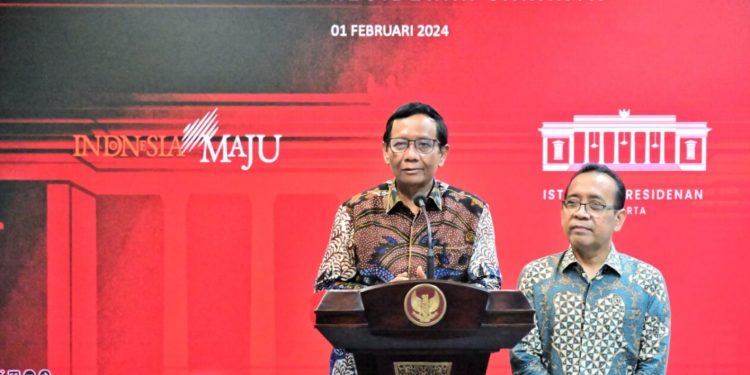 Menko Polhukam Mahfud Md didampingi Menteri Sekretaris Negara Pratikno memberikan keterangan pers di Kantor Presiden