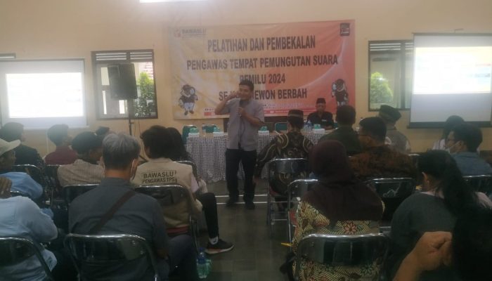 Mohammad Amir Nashirudin Sedang memaparkan materi untuk peserta Pengawas TPS