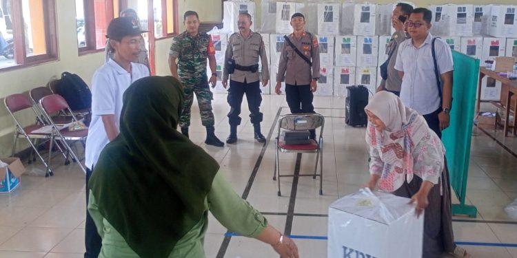 Pengambilan logistik Pemilu 2024 berupa kotak suara yg berisi (surat suara dan bilik suara) dari gudang PPK Kalurahan Donotirto, Kretek , Bantul