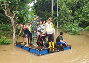 Petugas sedang membantu warga terjebak banjir di OKU