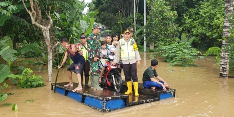 Petugas sedang membantu warga terjebak banjir di OKU