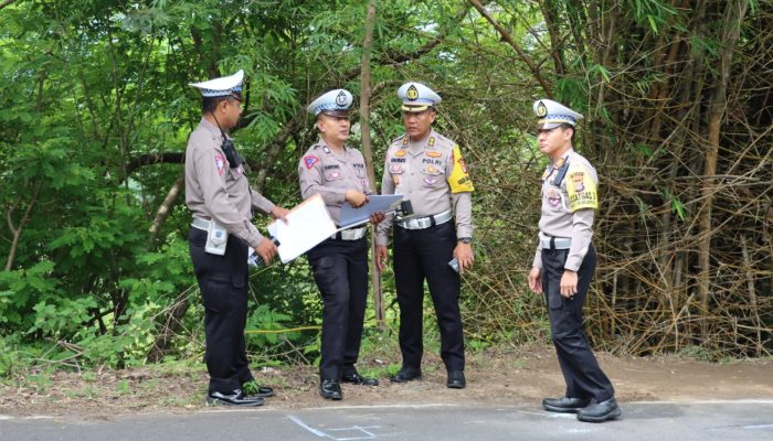 Pihak Kepolisian Sedang Melakukan Olah TKP di Lokasi Kecelakaan Bus di Imogiri