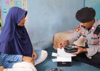 Polres Bantul Menyambangi rumah Ibu Elena dan Memberikan makanan tambahan Polri