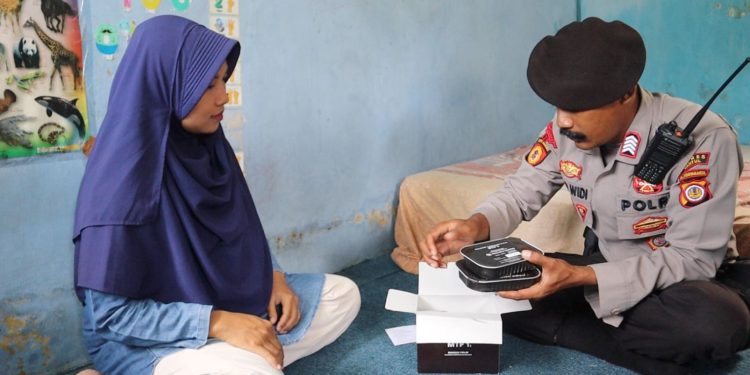 Polres Bantul Menyambangi rumah Ibu Elena dan Memberikan makanan tambahan Polri