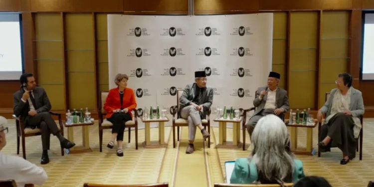 Prof Syafiq A. Mughn dalam konferens pers di Abu Dhabi Muhammadiyah menerima penghargaan Zayed Award