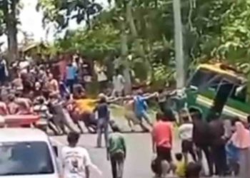 Proses Evakuasi Bus Terguling di Tanjakan Tangkil Gunungkidul