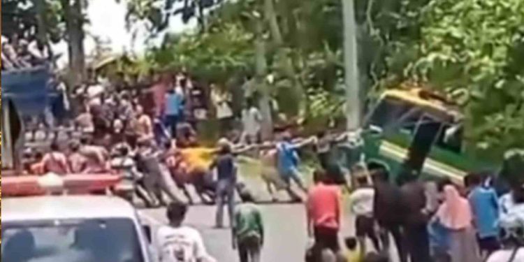 Proses Evakuasi Bus Terguling di Tanjakan Tangkil Gunungkidul