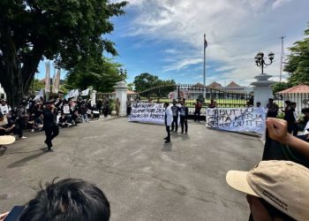 Ratusan mahasiswa yang menamakan diri Aliansi Mahasiswa Penyelamat Demokrasi menggelar aksi demonstrasi di depan Istana Presiden Gedung Agung Jogja