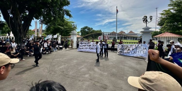 Ratusan mahasiswa yang menamakan diri Aliansi Mahasiswa Penyelamat Demokrasi menggelar aksi demonstrasi di depan Istana Presiden Gedung Agung Jogja