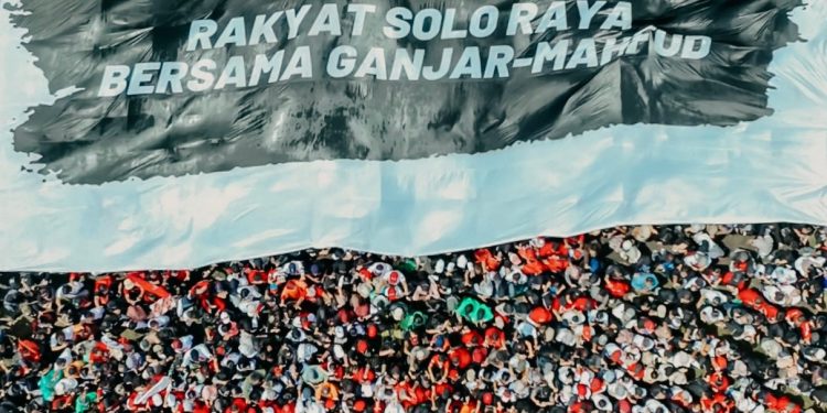 Ratusan ribu warga Solo Raya tumpah ruah menyambut kehadiran Ganjar Pranowo dan Mahfud MD