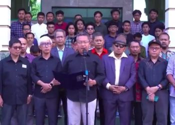 Rektor UII Prof. Fathul Wahid bersama sejumlah sivitas akademika, dosen dan mahasiswa mengeluarkan pernyataan sikap di depan Auditorium Prof. KH. Kahar Muzakir kampus UII