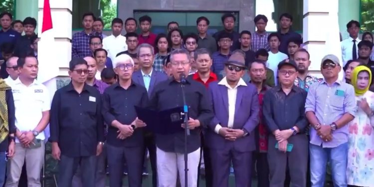 Rektor UII Prof. Fathul Wahid bersama sejumlah sivitas akademika, dosen dan mahasiswa mengeluarkan pernyataan sikap di depan Auditorium Prof. KH. Kahar Muzakir kampus UII