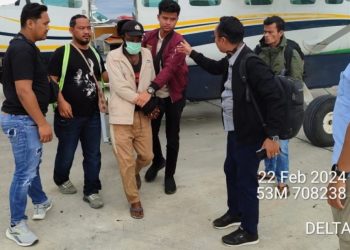 Proses Pemindahan anggota KKB Alenus Tabuni