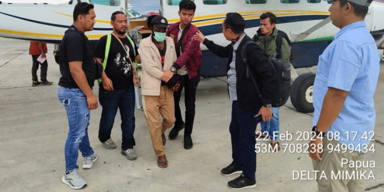 Proses Pemindahan anggota KKB Alenus Tabuni