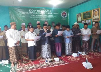 Sejumlah kiai, ulama dan santri di basis Nahdlatul Ulama Mlangi, Sleman mendeklarasikan dukungan untuk Capres-cawapres Ganjar-Mahfud dalam Pilpres 2024