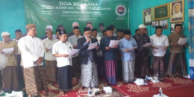 Sejumlah kiai, ulama dan santri di basis Nahdlatul Ulama Mlangi, Sleman mendeklarasikan dukungan untuk Capres-cawapres Ganjar-Mahfud dalam Pilpres 2024