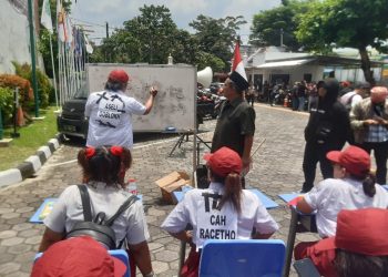 Sejumlah masa aksi menggelar teaterikal belajar berhitung, di halaman kantor KPU DIY