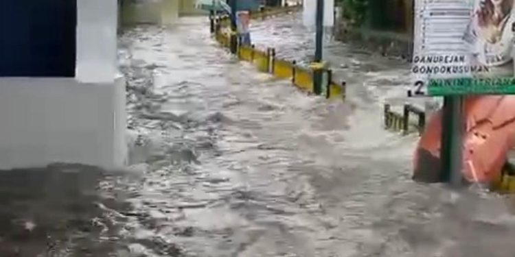 Tangkapan layar di WhatsApp memperlihatkan air dari Sungai Belik Jogja yang meluap ke permukiman penduduk